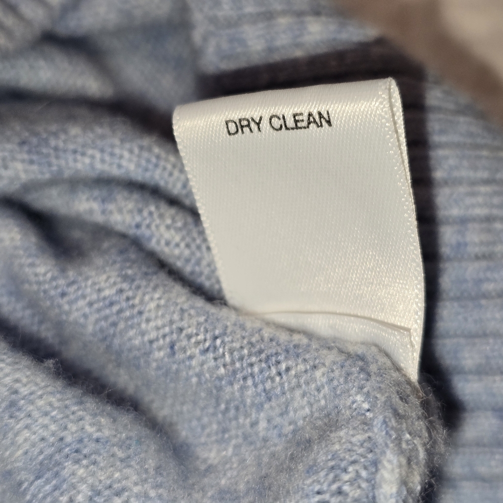 Cremieux Luxury Cashmere Light Blue V-Neck Swester Women's Size Medium - Picture 8 of 8